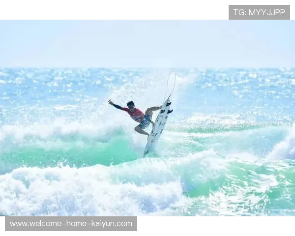 世界冲浪大赛巨浪卷人!选手被救生艇救起 世界冲浪大赛巨浪卷人!选手被救生艇救起
